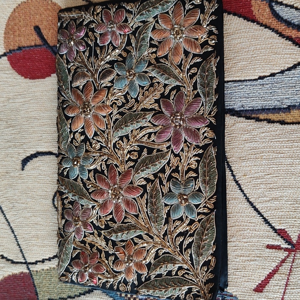 Floral Embroidered Women's Clutch - Picture 3 of 4